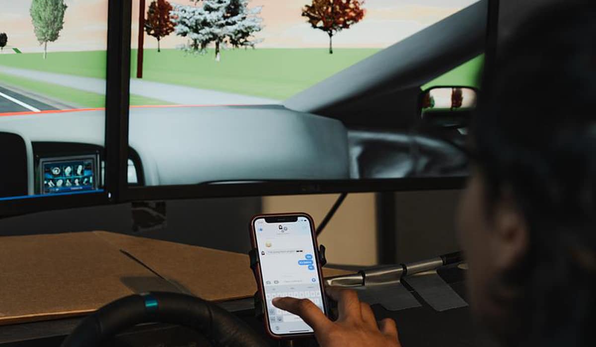 Student texts while driving in a car virtual reality