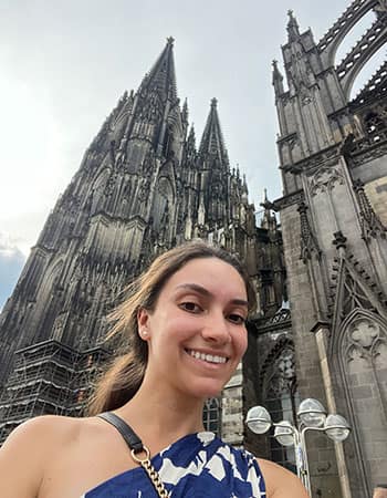Perla in front of the Cologne Cathedral