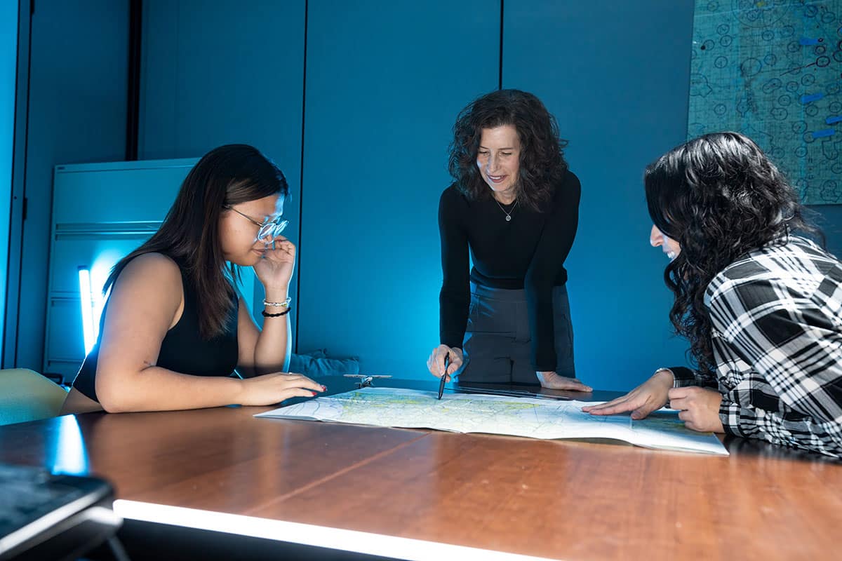 Dr. Blickensderfer working with students in the Applied Cognition and Training Science Lab