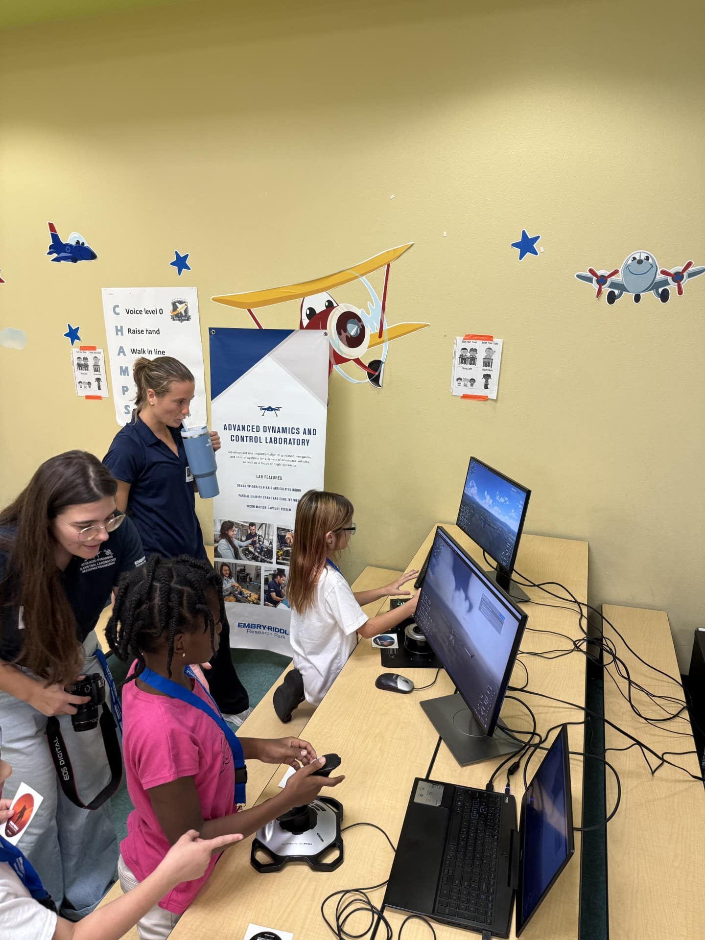 Elementary students work on computers.