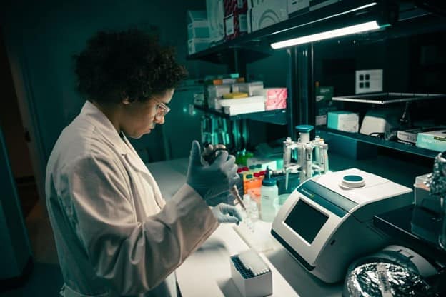 Alex Schroeder, an Aerospace Physiology major, working with cell cultures in Embry-Riddle’s Omics Lab. (Photo: Embry-Riddle / Bill Fredette-Huffman)