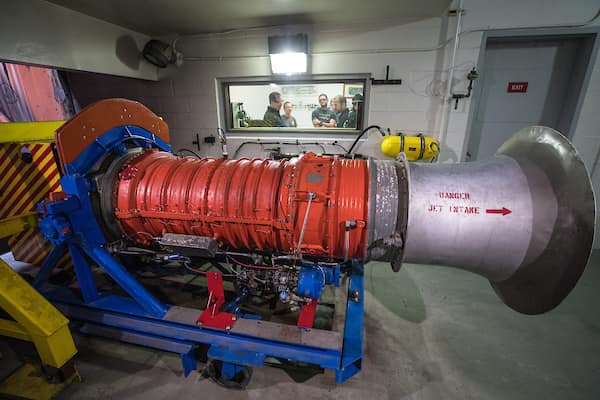 Students run experiment in turbine lab 