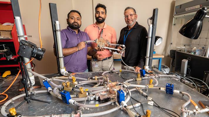 Postdoc scholars Dr. Arka Das and Dr. Ray Prather, along with Department of Mechanical Engineering Chair Dr. Eduardo Divo, recently earned a new grant to further ongoing heart-defect research.